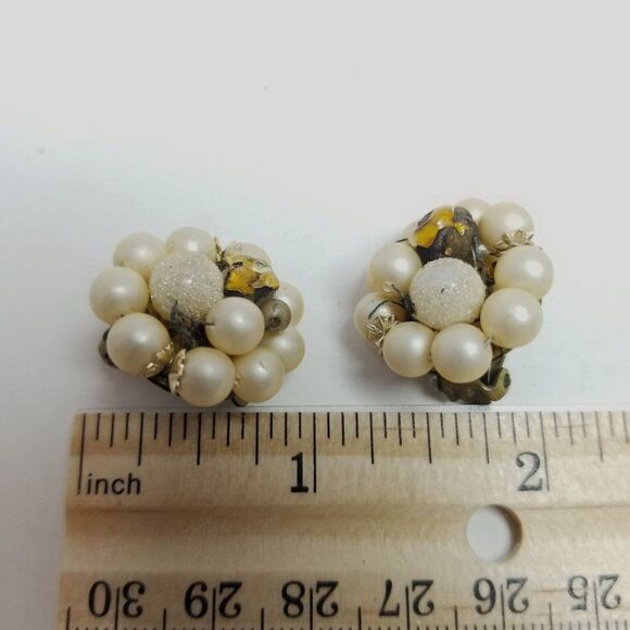 Vintage Beaded Cluster Clip On Earrings, Cream Faux Pearls, Made in Japan - Picture 6 of 7